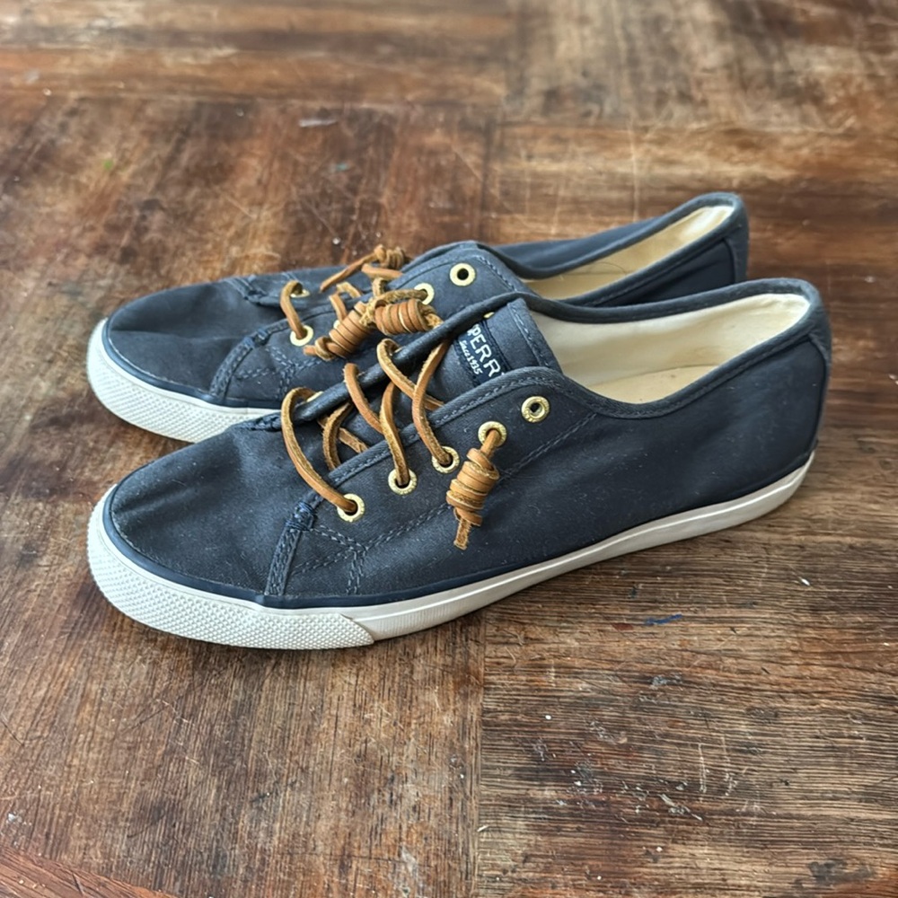 Womens, size 8 Sperry sneakers